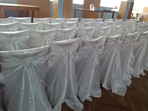 svatebni-potahy-na-zidle-satenove-povlaky-1