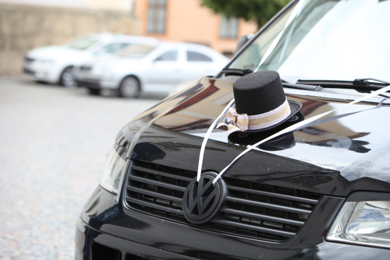 Dekorace na auto klobouk ženich