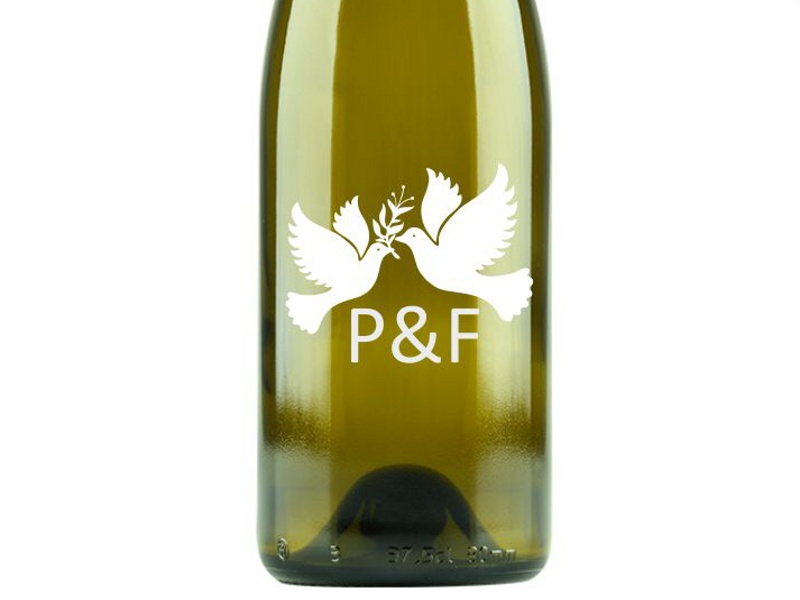 svatebni etiketa samolepka na vino holubice monogram