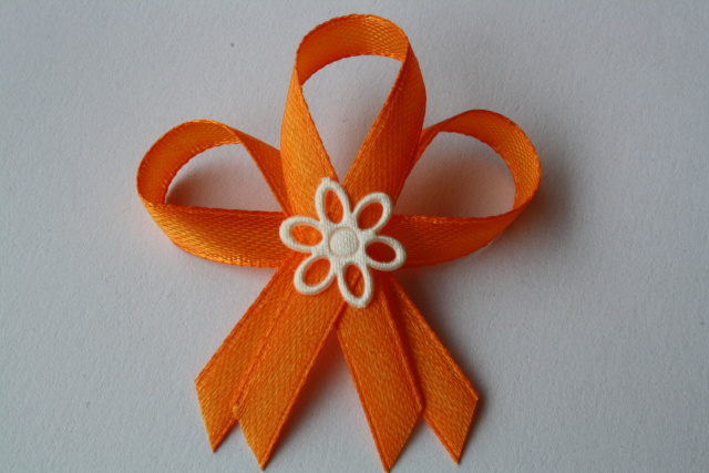 215-svatební vývazek oranžovo-oranžový s bílou kytičkou