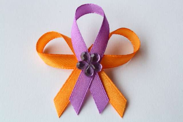 432-svatební vývazek oranžovo-fialový s fialovou korálkovou kytičkou