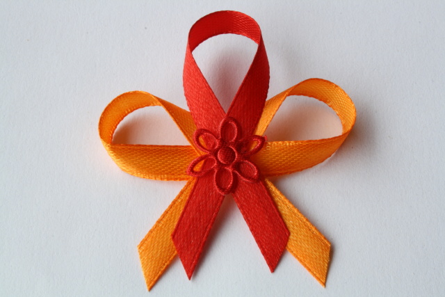 477-svatební vývazek oranžovo červený s červenou kytičkou